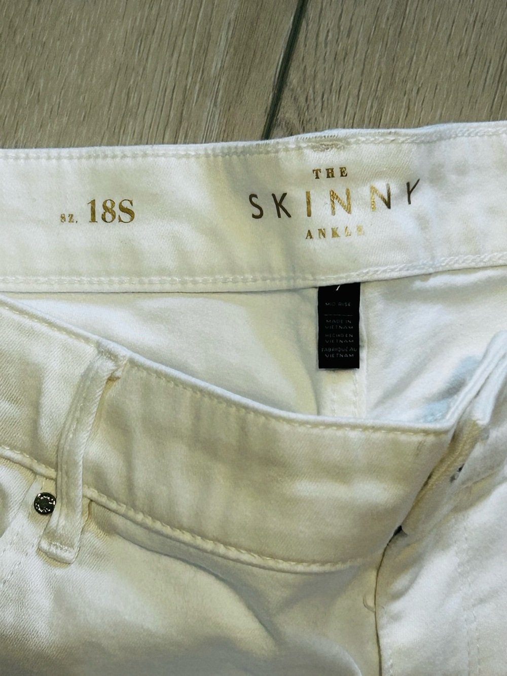 MAKE OFFER - White House Black Market White Cropped Stretch Jeans w/Blue Trim - Picture 4 of 9